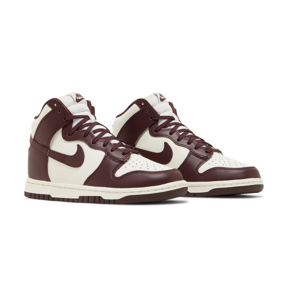 Nike 2022
Wmns Dunk High 'Burgundy Crush'